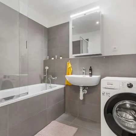 Large 75 M2 Next To Airport - Free Parking Appartamento