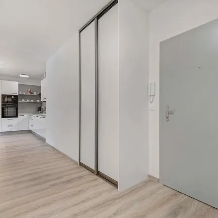 Apartman Large 75 M2 Next To Airport - Free Parking Pozsony