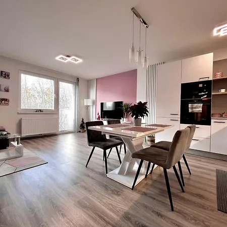 Large 75 M2 Next To Airport - Free Parking Apartamento *