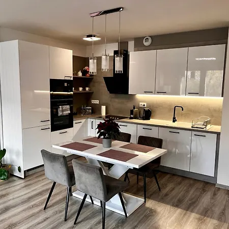 Large 75 M2 Next To Airport - Free Parking Apartman Pozsony