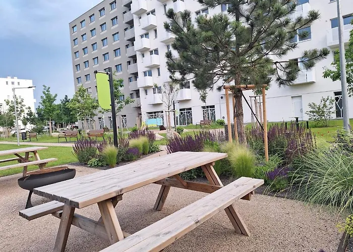 Apartman Large 75 M2 Next To Airport - Free Parking *