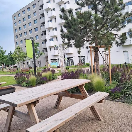 Apartament Large 75 M2 Next To Airport - Free Parking *