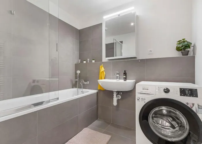 Large 75 M2 Next To Airport - Free Parking Apartament