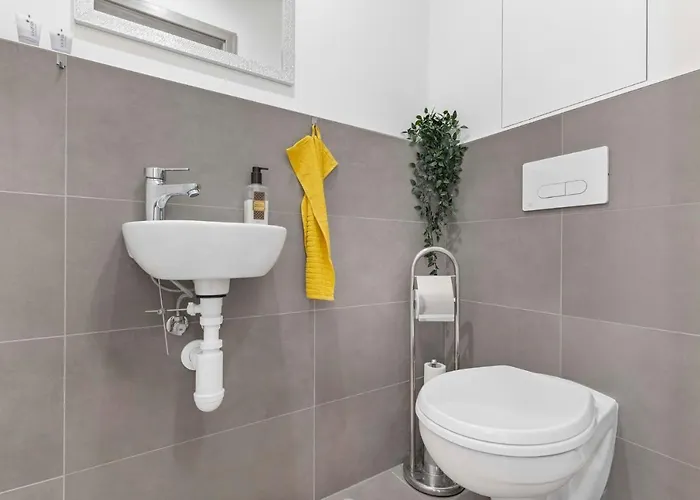 Large 75 M2 Next To Airport - Free Parking